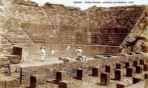 2698- Timgad - Theatre Romain - Chasse aux Papillons - 1910